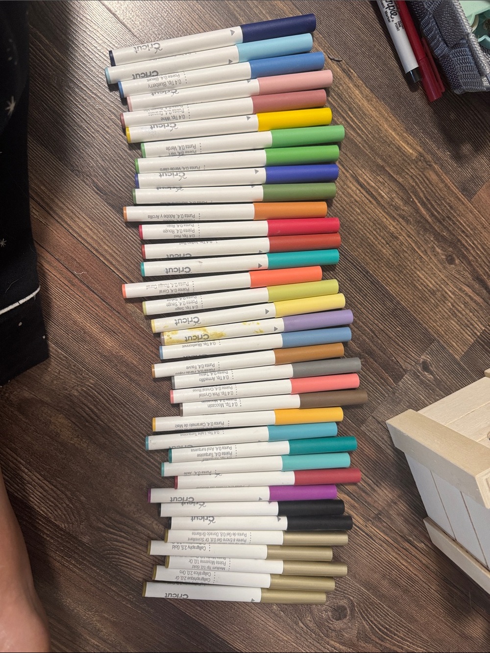 Cricut fine tip makers included is a gold set